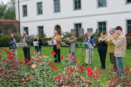 Rotter Blasmusik beim Festzug in Trachtenkleidung