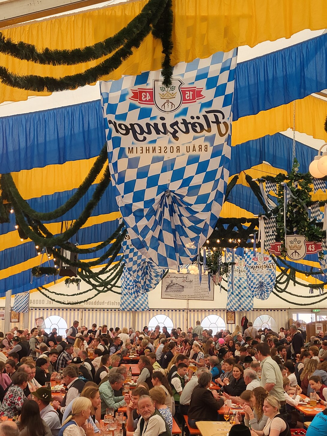 Rotter Blasmusik im Bierzelt beim Volksfest