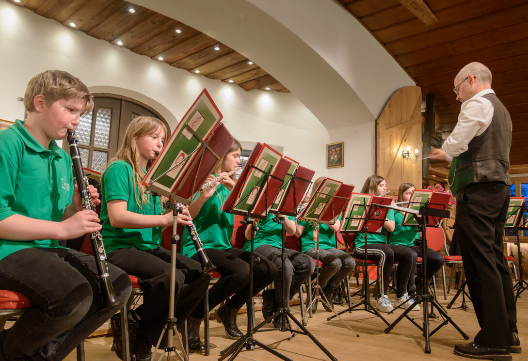 Konzert der Rotter Blasmusik auf einer Bühne mit Publikum
