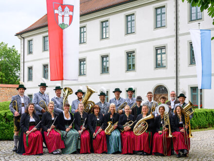 Musikerinnen und Musiker der Rotter Blasmusik bei einem gemütlichen Beisammensein