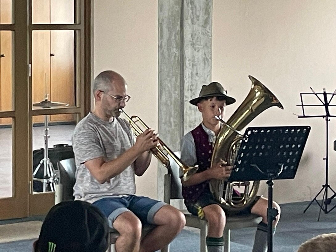 Junge Musikerinnen und Musiker der Jugendkapelle mit ihren Instrumenten