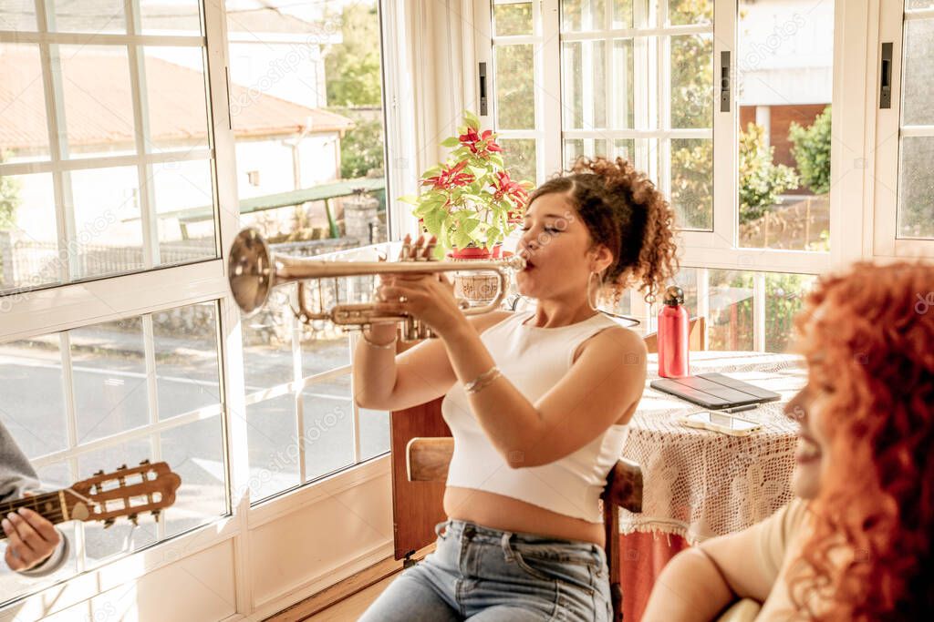 Jugendliche musizieren gemeinsam in einem kleinen Bläserensemble
