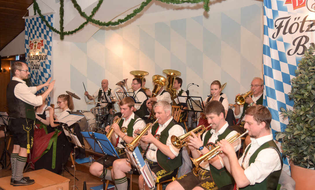 Rotter Blasmusik im Bierzelt beim Volksfestauftritt